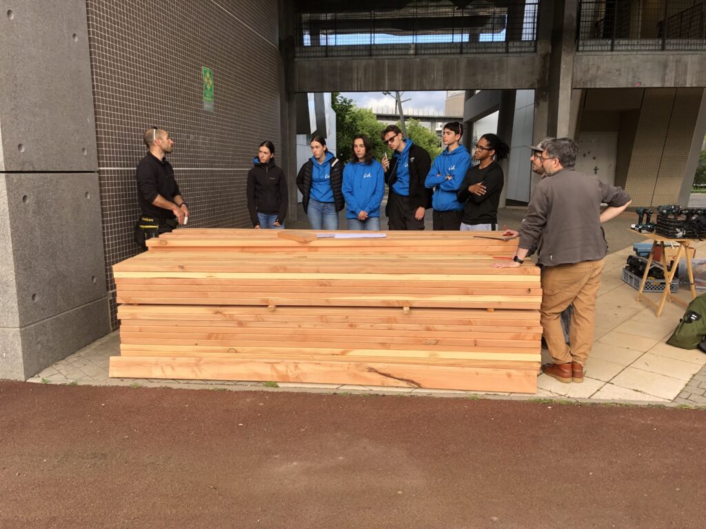 image de Construction de modules d'assises par les élèves du CVL